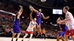 Jabari Parker tapona a Devin Robinson en una jugada clave en los últimos minutos del duelo de cuartos de final entre el Barça y el Baxi Manresa.