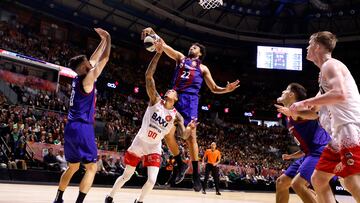 Jabari Parker tapona a Devin Robinson en una jugada clave en los últimos minutos del duelo de cuartos de final entre el Barça y el Baxi Manresa.