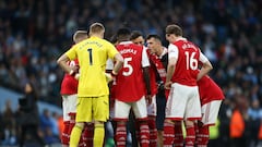 Los jugadores del Arsenal dialogan en el centro del campo durante un partido.