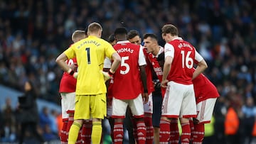 Los jugadores del Arsenal dialogan en el centro del campo durante un partido.