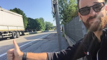 Simon Geschke hace autostop despu&eacute;s de que el bus del Sunweb le dejase en tierra antes de la 12&ordf; etapa del Giro de Italia.