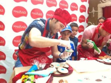 Un pequeño hincha azul observa a Rojas mientras cocina. De fondo Álvarez adorna una galleta.