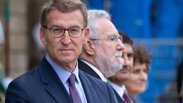 El presidente del Partido Popular y candidato a la presidencia del Gobierno de España, Alberto Núñez Feijóo (1i), asiste a la tradicional ofrenda al Apóstol, a 25 de julio de 2023, en Santiago de Compostela, A Coruña, Galicia (España). Como cada 25 de julio, la Fiesta del Apóstol de Santiago, patrón de Galicia y de España realiza esta ofrenda. Feijóo asiste con la reciente victoria de su partido en las elecciones generales del 23J. El líder de los populares anunció, tras conocer los resultados electorales, su intención de intentar formar gobierno como formación más votada.
25 JULIO 2023;SANTIAGO DE COMPOSTELA;FEIJÓO;OFRENDA APOSTOL
César Arxina / Europa Press
25/07/2023