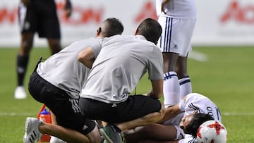 Saucedo, jugador del Real Salt Lake City, siendo atendido tras una dura entrada de Antonio Valencia.