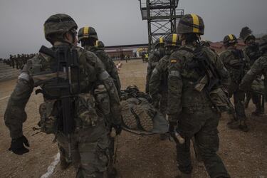 El transporte de heridos es una de las pruebas que no pueden faltar. Hacer el recorrido de grava en el menor tiempo posible y sin que nadie falte es una máxima.