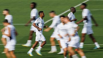 GRAF8997. MADRID, 07/10/2022.- El jugador del Real Madrid Rodrygo Goes (c) durante el entrenamiento del equipo celebrado este viernes en la ciudad deportiva de Valdebebas un día antes del partido de Liga contra el Getafe. EFE/Sergio Pérez
