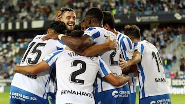 Los jugadores del M&aacute;laga celebran el gol de Genaro al Lugo.