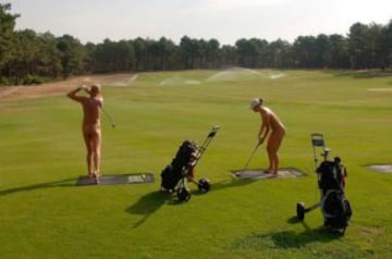 Este campo de golf está situado al suroeste del país galo, cerca de Burdeos. El gran atractivo está en poder disfrutar de tu deporte favorito practicando nudismo en plena naturaleza.