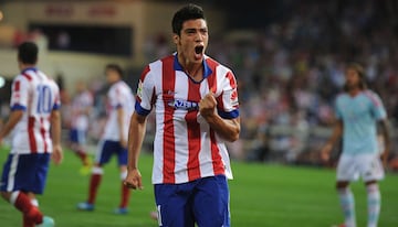 Raúl Jiménez emigró del América al Atlético de Madrid en 2014. Los Colchoneros tienen en su vitrin: 10 Ligas de España, 10 Copa de España, 2 Supercopa de España, 1 Copa Eva Duarte, 1 Copa Presidente de la Federación, 1 Copa de los Campeones de España, 1 Segunda división de España, 3 Ligas de Europa, 3 Supercopa de Europa, 1 Copa Intercontinental , 1 Recopa de Europa.  34 Títulos Totales.