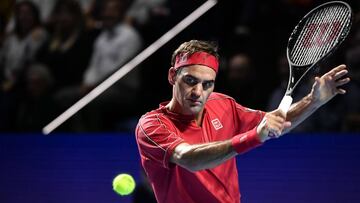 Roger Federer devuelve una bola ante Alex De Miñaur durante la final del Swiss Indoors en Basilea.