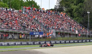 Carlos Sainz Jr. de Ferrari antes de que de comienzo la carrera de velocidad.
