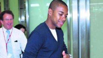 <b>AS LE RECIBIÓ EN BARAJAS. </b>Robinho aterrizó el sábado en Madrid a las once de la mañana.