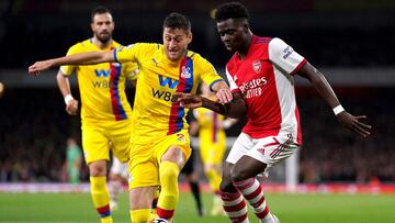 18 October 2021, United Kingdom, London: Crystal Palace's Joel Ward (L) and Arsenal's Bukayo Saka battle for the ball during the English Premier League soccer match between Arsenal and Crystal Palace at the Emirates Stadium. Photo: Adam Davy/PA