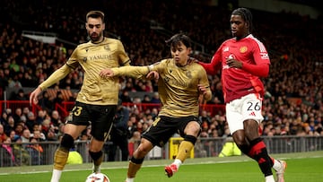 MANCHESTER (United Kingdom), 13/03/2025.- Ayden Heaven (R) of Manchester United in action against Takefusa Kubo (C) and Brais Mendez of Sociedad during the UEFA Europa League Round of 16, 2nd leg soccer match between Manchester United and Real Sociedad, in Manchester, 13 March 2025. (Reino Unido) EFE/EPA/ADAM VAUGHAN