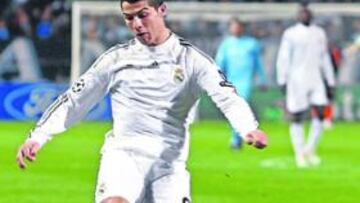 <b>BIGOLEADOR. </b>Cristiano remata, ante la mirada de Mandanda, para hacer el segundo gol al Marsella.