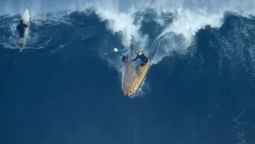 Coconut Willie y Justine Dupont surfeando una ola gigante y chocando en Jaws (Pe&#039;ahi, Maui, Haw&aacute;i, Estados Unidos) el 24 de diciembre del 2022. 