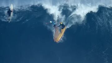 Coconut Willie y Justine Dupont surfeando una ola gigante y chocando en Jaws (Pe'ahi, Maui, Hawái, Estados Unidos) el 24 de diciembre del 2022.