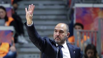 El entrenador del real Madrid, Chus Mateo, durante el partido de semifinales de la Copa del Rey que enfrentó a Real Madrid y Valencia Basket.