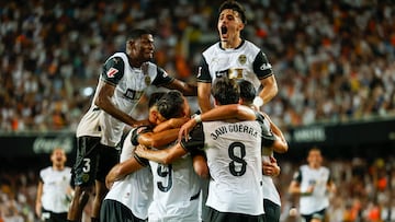 VALENCIA, 17/08/2024.- Los jugadores del Valencia CF celebran el gol de Hugo Duro durante el partido de LaLiga que Valencia CF y FC Barcelona disputan este sábado en el estadio de Mestalla, en Valencia. EFE/Biel Aliño
