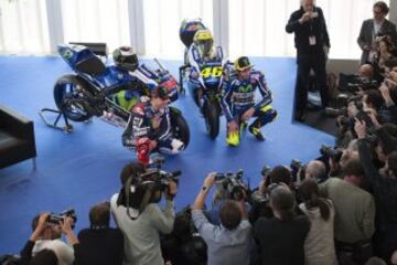 Reencuentro de Rossi y Lorenzo en la presentación de la nueva Yamaha YZR-M1 2016. 