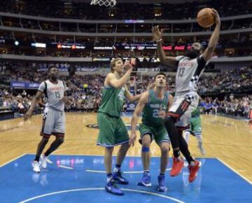 James Harden ante Dirk Nowitzki y Zaza Pachulia.