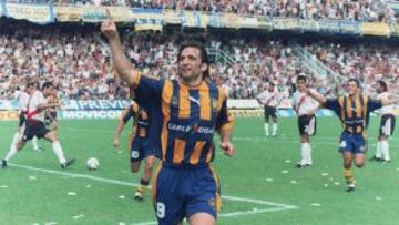 En 2001 retornó a Rosario Central como máximo ídolo.