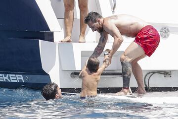 La familia Messi-Roccuzzo disfruta de unas id¨ªlicas vacaciones a bordo de un c¨®modo barco por las costas de las Islas Pitiusas.