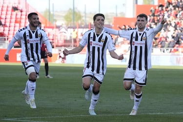 La camiseta está inspirada en la temporada 1990/1991 del CD Castellón, última campaña del club en Primera División y símbolo de una de las etapas más recordadas de su historia. Aquellos años forman parte de la memoria colectiva albinegra y representan el último gran capítulo del club en la élite.