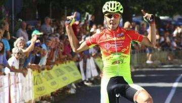 Raimondas Rumsas Jr. celebra una victoria en una carrera.