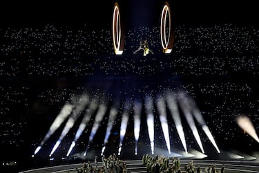 Bailarines actúan entre los anillos que representan la ciudad y la montaña durante la ceremonia de inauguración de los Juegos Olímpicos de Invierno.