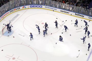 Los Tampa Bay Lightning vencen (1-0) en el quinto partido por la Stanley Cup a los Montreal Canadiens. Ganan la serie 4-1 y logran su segundo título consecutivo de la NHL, aunque de una manera muy diferente. Si en 2020 lo hicieron sin público en una sede neutral, este fue ante el delirio de 17.000 aficionados en el Amelie Arena.