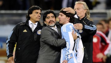 Maradona consuela a Messi tras perder con Alemania.