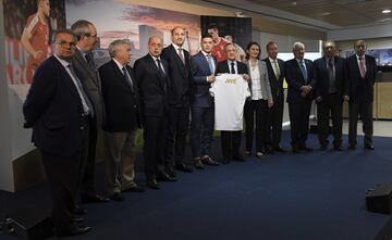 El jugador Serbio Jovic posa con Florentino Pérez y miembros de la directiva del Real Madrid durante la presentación. 