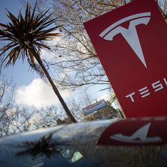 Escuadrón antibombas encuentra artefactos incendiarios dentro de un concesionario de Tesla: esto se sabe