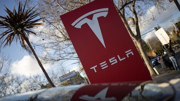 El escuadrón antibombas reporta el hallazgo de artefactos incendiarios en un concesionario de Tesla en Austin, Texas. La investigación está abierta y en curso.