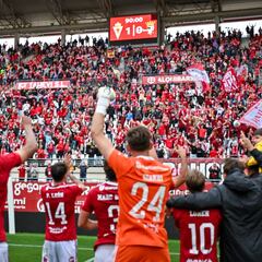 El Murcia doblega al Ceuta y cree más que nunca en el playoff