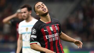 Sergiño Dest en un partido contra el Chelsea de Champions League con el AC Milan.