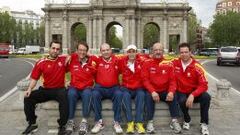 DE MADRID AL FIN DEL MUNDO De izquierda a derecha: Fran, Antonio, Mart&iacute;n, Joaqu&iacute;n, Mateo y Ram&oacute;n. Posan con la puerta de Alcal&aacute; al fondo y con la mente puesta en los Juegos antes de una amena charla en El Retiro. Su fortaleza les ha unido. Son una muestra del equipo espa&ntilde;ol que nos representar&aacute; en Sud&aacute;frica.