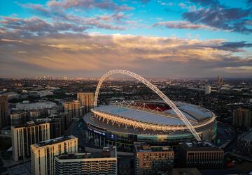 Así luce el estadio de Wembley tras la remodelación de Norman Foster. De esta forma se abría la puerta a un nuevo superestadio con una capacidad de 90 000 espectadores, que terminó de construirse en 2007. El coste del proyecto rondó los 757 millones de libras esterlinas.