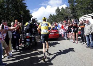 Chris Froome corriendo después de chocar con la moto de la organización y perder la bicicleta.