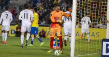 Javi Varas se lamenta tras el gol de Sergio Ramos