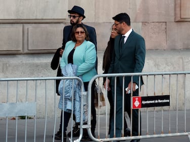 Lucía Alves, madre de Dani Alves, llegando a la Audiencia de Barcelona.