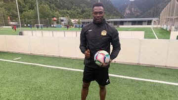 Carlos Kameni posa como jugador de la UE Santa Coloma.