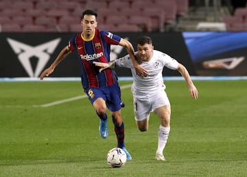 Busquets y Javi Galán.