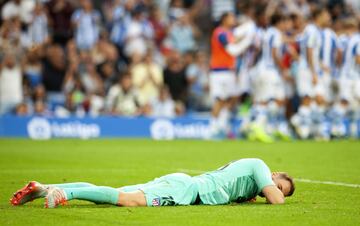 Oblak recibe un tremendo golpe en la jugada del segundo gol, que lo deja aturdido.