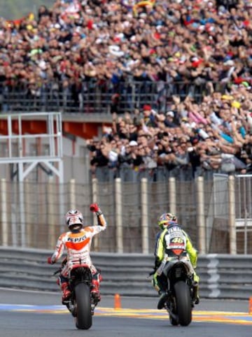 El campeón del mundo de Moto GP, el piloto español Marc Márquez, junto al italiano Valentino Rossi, tras terminar tercero en la última prueba del mundial el Gran Premio de la Comunidad Valenciana disputado en el Circuito Ricardo Tormo en Cheste (Valencia).