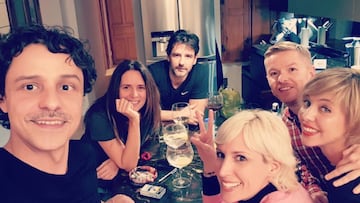 Los protagonistas de Compañeros celebran "casi una vida juntos".