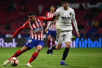 ¡¡QUÉ GOLAZO DE CORREA!! ¡Espectacular disparo con efecto del argentino desde la frontal que se ha colado ajustadísimo al palo! Neto se quedó mirando el balón...