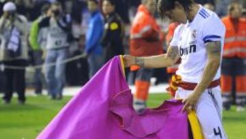 <b>VENA TORERA. </b>Ramos, toreando el año pasado en Mestalla tras ganar la Copa del Rey.