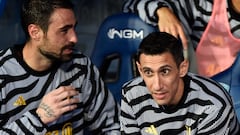 Los jugadores de la Juventus Ángel Di María y Carlo Pinsoglio en el banquillo antes de un partido de Serie A contra el Empoli.